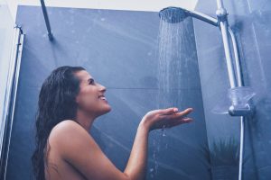 como cambiar el filtro de agua de tu ducha